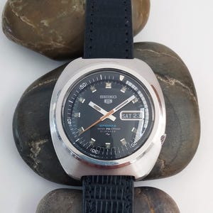 VIDEO* Vintage SEIKO 5 &quot;Sports&quot; 7019 DayDate 1970s Gent&#39;s 40mm Automatic Watch Black Suwa Dial Wristwatch Japan Vintage Timepiece Gift Ideas