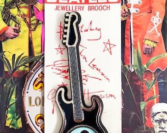 ビートルズ ギター型ブローチ Original 1960's Memorabilia - Beatlebiilia