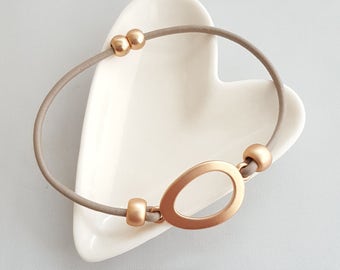 Matte Gold Circle Bracelet with Leather Strap,Open Circle Bracelet,Gold Circle Bracelet,Leather Strap Bracelet,Minimalist Bracelet