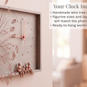 Puede incluir: Un reloj de pared cuadrado de madera gris con un &aacute;rbol de alambre color cobre con detalles de hojas y cuatro peque&ntilde;as figuras humanas color cobre sentadas en el marco inferior. El reloj incluye manecillas de cobre y el texto: Your Clock Includes.