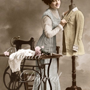 Encantadora señora con máquina de coser y maniquí. Descarga digital - Edwardian Vintage Postcard.
