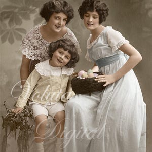 Dos mujeres encantadoras y un niño pequeño con huevos de Pascua. Descarga digital - Edwardian Vintage Postcard.
