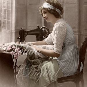 Mujer encantadora cosiendo en máquina de coser. Descarga digital - Edwardian Vintage Postcard.