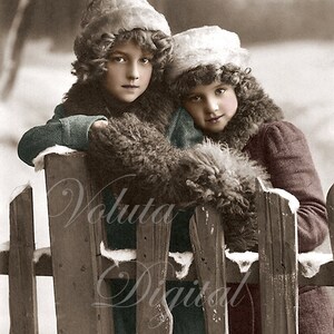 Hanni et Grete Reinwald dans la neige. Téléchargement numérique - Carte postale vintage édouardienne.