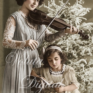 Madre tocando hermosa música navideña.  Descarga digital - Edwardian Vintage Postcard.