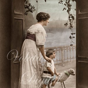 Madre e hijo con corderrito en la puerta. Descarga digital - Edwardian Vintage Postcard.