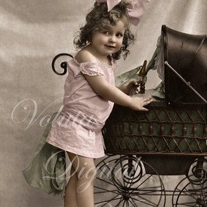 Ragazza adorabile con carrozzina di bambole. Download digitale - Cartolina d'epoca edoardiana.