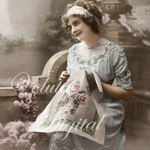 Romantische Frau stickt Rosen. Digitaler Download - Edwardian Vintage Postkarte.