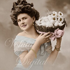 Mulher com cesta cheia de ovos. Download digital - Cartão postal vintage eduardiano.