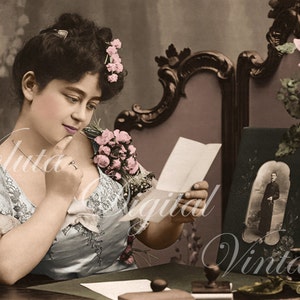 Frau, die einen Brief von ihrem Liebsten liest - Edwardian Vintage Postkarte.
