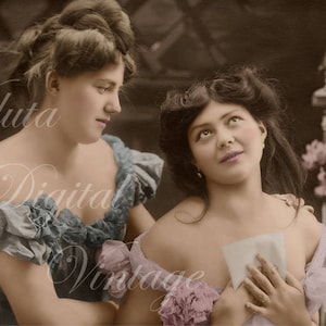 Uradowana kobieta z listem miłosnym - edwardiańska pocztówka vintage.