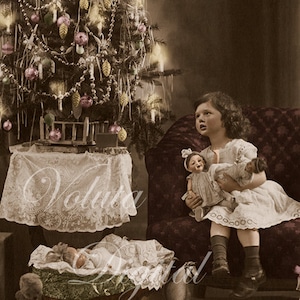 Bambina con le sue bambole profondamente impressionata dall'albero di Natale. Download digitale - Cartolina d'epoca edoardiana.