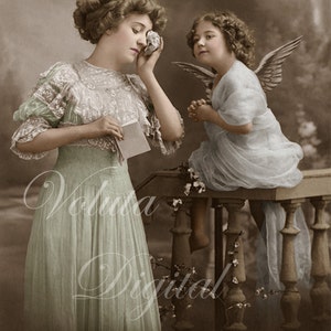 Mujer triste que extraña a su ser querido, pero recibe peptalk de Cupido.  Descarga digital - Edwardian Vintage Postcard.
