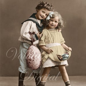 Deux sœurs s’amusent avec des œufs de Pâques. Téléchargement numérique - Carte postale vintage édouardienne.