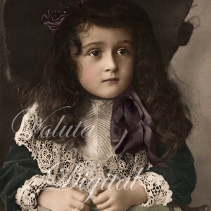Piccola signora con bambola. Download digitale - Cartolina d'epoca edoardiana.