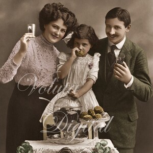 Linda família comemorando a véspera de Ano Novo. Download digital - Cartão postal vintage eduardiano.