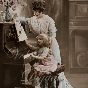 Encantadora niña con su madre al piano. Descarga digital - Edwardian Vintage Postcard.