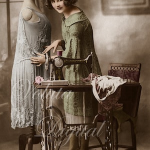 Couturière avec mannequin. Téléchargement numérique - Carte postale edwardienne vintage.