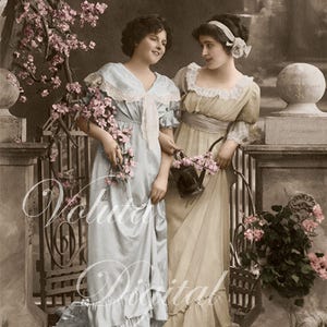 Dos mujeres encantadoras charlando en la puerta. Descarga digital - Edwardian Vintage Postcard.