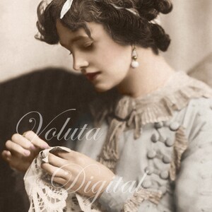 Elegancka dama ręcznie szyjąca koronkowy obrus. Pobieranie cyfrowe - edwardiańska pocztówka vintage.