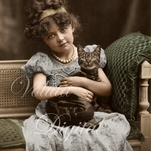 Ragazza dolce con gatto. Download digitale - Cartolina d'epoca edoardiana.