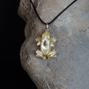 Snidad pärlemorgrodhänge: 14k guld, rubin och blå diamantögon