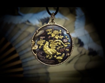 Antico ciondolo giapponese Shakudo in oro giallo 14k, argento 925 con autentico diamante marrone.