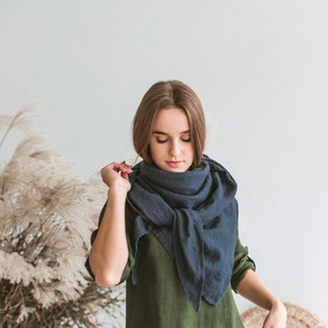 Natural linen large scarf shawl wrap, dark gray pure linen scarf, triangle scarf, spring fall autumn scarf, warm unisex scarf, eco gift zdjęcie 2