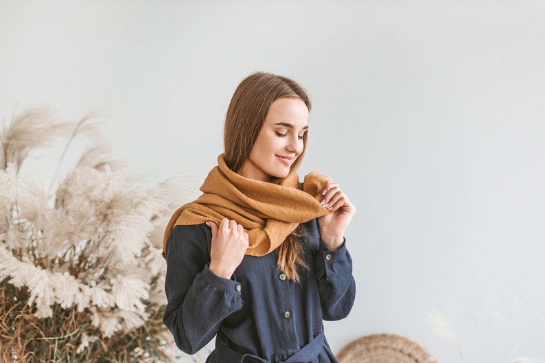 Envoltura de chal de bufanda grande para mujer, bufanda de lino puro mostaza, bufanda triangular, bufanda de otoño otoño, bufanda cálida, bufanda de primavera, regalo de San Valentín imagen 1