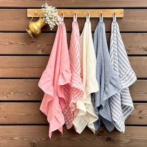 Linen ruffle tea towel, Hand towel with ruffles, Kitchen ruffle towel, Natural linen dishcloths, Soft linen towel, Linen kitchen gift towel