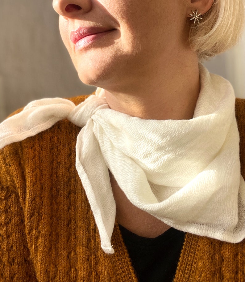 Bandana, foulard en gaze de lin, écharpe carrée légère Off white