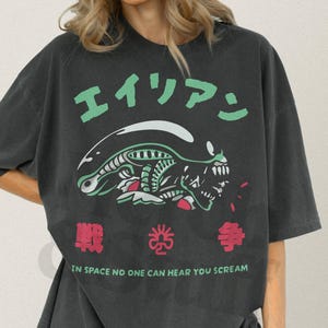 Japanse Alien Graphic Tee, Unisex retro Xenomorph Face Hugger Sci-Fi Movie T-shirt, Alien cadeau voor horrorfilmliefhebber, Nostromo-logo