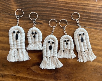 Macrame Ghost Keychain - Spooky Ghost Keyring - Halloween Decor - Keyfob