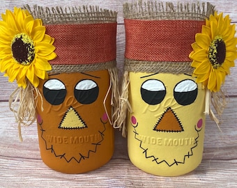 scarecrow mason jar//farmhouse decor//fall decor//mason jar decor//fall mason jars//scarecrows//autumn decor//fall shelf decor