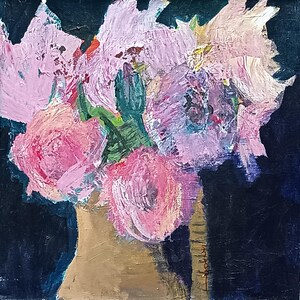 Rosas rosadas dramáticas en un jarrón de madera. Pintura acrílica original de Laurie Fox Pessemier.