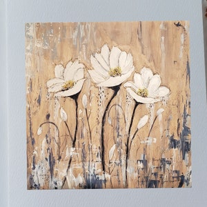 Carte anniversaire Grande fleurs blanche sur grande tiges de style contemporain offrant une légèreté carte dans une jardin de rêve