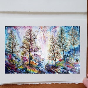 Carte anniversaire forêt automne ruisseau fleurs roche arbre feuillage d'or et cuivre ciel coloré de style aquarelle avec enveloppe blanche