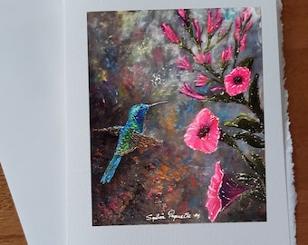 Verjaardagskaart kolibrie roze bloemen vliegen vogel op zoek naar mooie nectar in zijn natuurkaart zonder tekst met witte envelop