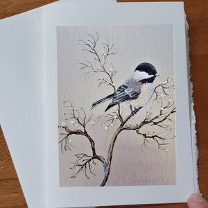 Geburtstagskarte Meisenvogel auf seinem Zweig weiße Blumen Sommerlandschaftskarte ohne Text mit weißem Umschlag zum Verschenken