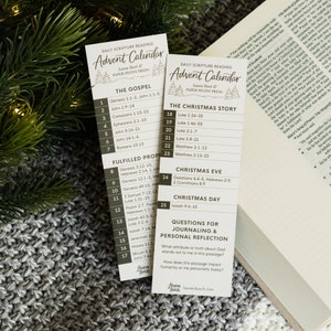 K&ouml;nnte beinhalten: Eine druckbare Adventskalenderkarte mit t&auml;glichen Bibellesungen f&uuml;r die Weihnachtszeit. Die Karte hat ein gr&uuml;nes und braunes Design mit dem Text "Adventskalender" und "Das Evangelium" und "Die Weihnachtsgeschichte".
