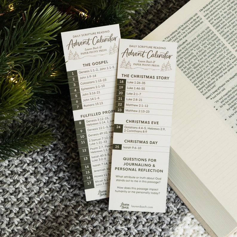 K&ouml;nnte beinhalten: Eine druckbare Adventskalenderkarte mit t&auml;glichen Bibellesungen f&uuml;r die Weihnachtszeit. Die Karte hat ein gr&uuml;nes und braunes Design mit dem Text "Adventskalender" und "Das Evangelium" und "Die Weihnachtsgeschichte".