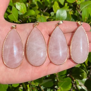 ONE Pendentif en forme de larme avec pierres précieuses en quartz rose naturel | Laiton martelé | Taille 25x50mm