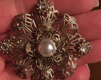 Pretty Gold Flower Keychain