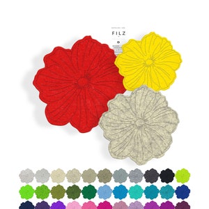 Könnte beinhalten: Ein Set mit 36 Filzblumen-Wanddekorationen in verschiedenen Farben. Die Blumen sind in einem einfachen, modernen Stil mit einer einzigen Blütenblatt-Schicht gehalten. Die Farben umfassen Rot, Gelb, Grün, Blau, Lila, Rosa, Orange, Braun und Grau.