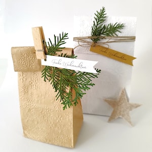 10 Geschenktüten Papiertüten Geprägt - Schneeflocken -  Kraftpapier Bodenbeutel - weiß / braun