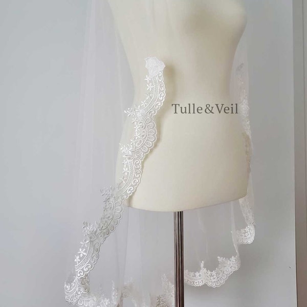 Finger tip length Lace veil