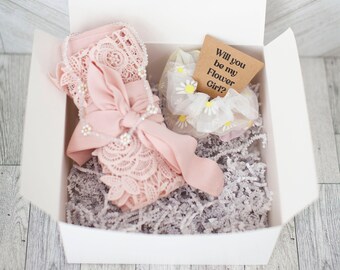 Blumenmädchen Antragsbox - Blumenmädchen Geschenkbox - Personalisierte Blumenmädchenbox mit Robe, Halskette und Scrunchies