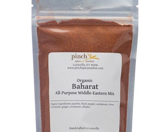 Peut inclure: Un sachet refermable d'épices Baharat bio, un mélange d'assaisonnement polyvalent du Moyen-Orient. Le sachet est étiqueté avec le nom de la marque "pinch spice market" et liste les ingrédients : paprika, poivre noir, cardamome, clou de girofle, coriandre, gingembre, cannelle et piment de la Jamaïque. Le sachet est fabriqué artisanalement à Louisville, dans le Kentucky.