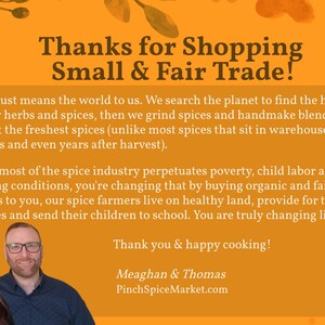 以下が含まれることがあります： 「Small & Fair Trade」でのお買い物ありがとうございます！というテキストと、会社のミッションに関するメッセージが書かれたオレンジ色のグラフィック。2人の写真とウェブサイトのアドレスが含まれています。