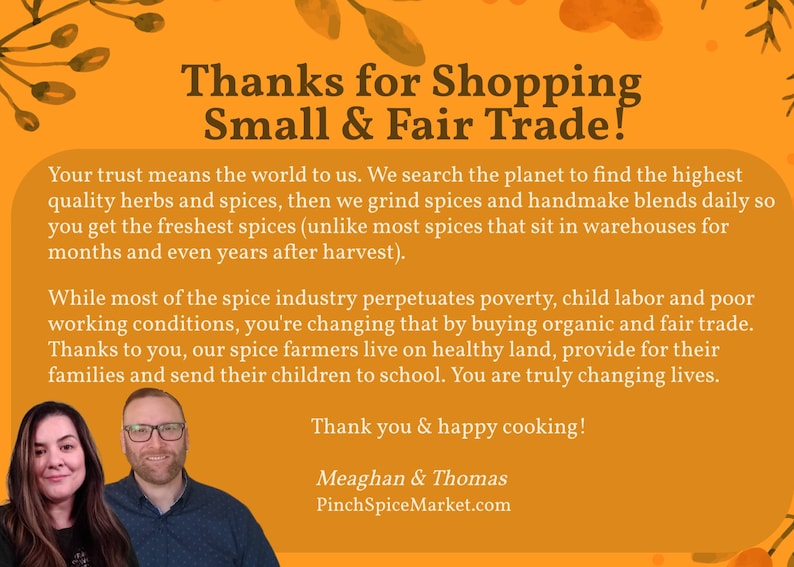 以下が含まれることがあります： 「Small & Fair Trade」でのお買い物ありがとうございます！というテキストと、会社のミッションに関するメッセージが書かれたオレンジ色のグラフィック。2人の写真とウェブサイトのアドレスが含まれています。